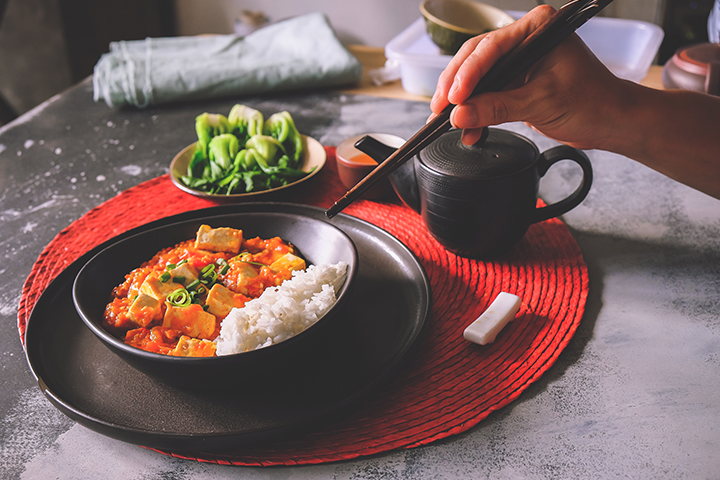 Sauté de tofu épicé à l’érable prêt en 20 minutes accompagné de riz et légumes