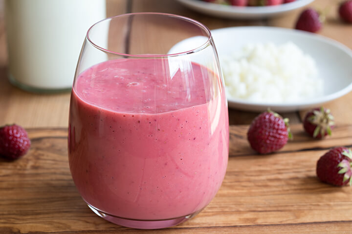 Smoothie santé aux fraises, aux bananes et au kéfir