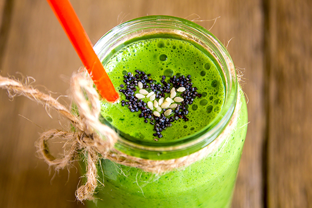 Smoothie vert avec graines de sésame et pavot en forme de cœur
