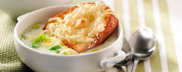 Soupe gratinée aux poireaux avec un pain au fromage