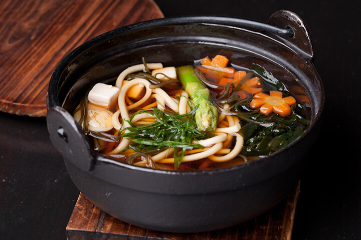 Soupe de miso (pâte de fèves de soya fermentées) avec des cubes de tofu 