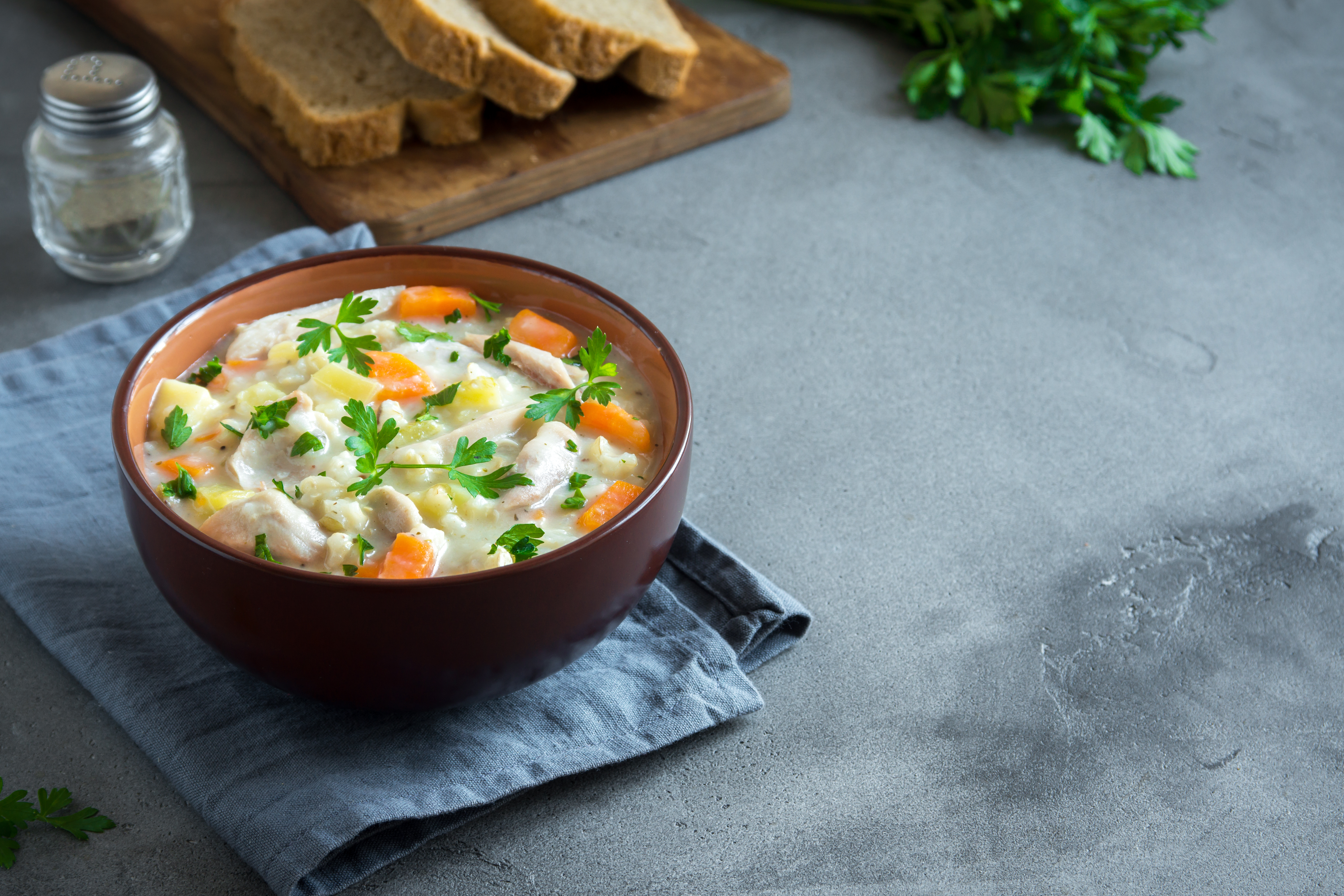 Soupe faite avec une garniture de pâté au poulet remplie de légumes