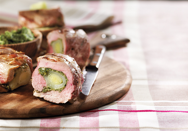 Souper de filet de porc farci de pesto et de mignons de poireaux sur le BBQ