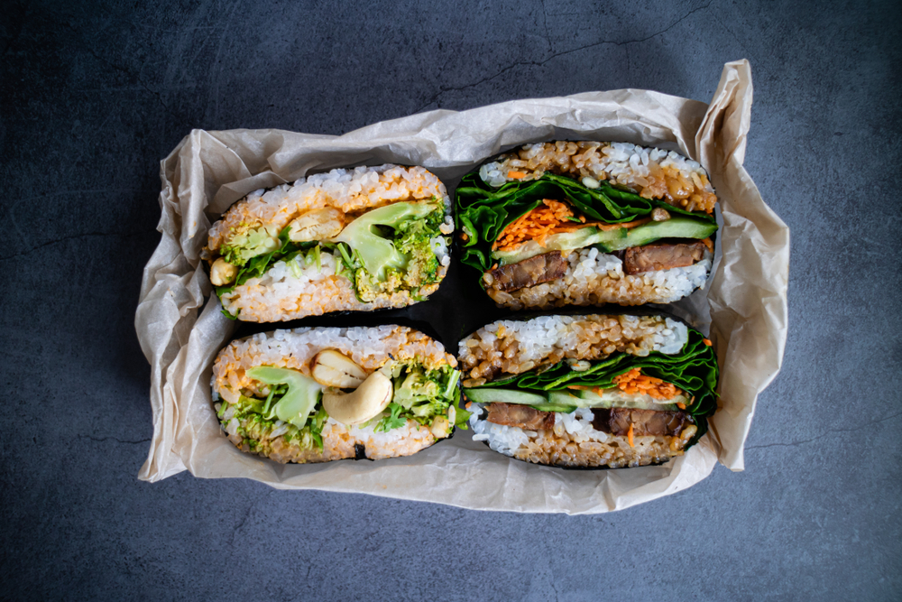 Sushi fait avec du tempeh, de la patate douce et des poireaux