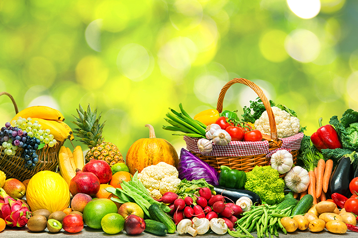 Table avec fruits et légumes frais lors de l’autocueillette dans une ferme locale