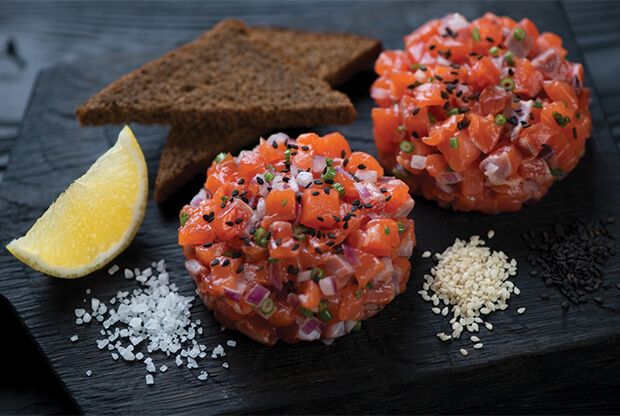 Tartare de saumon avec des fraises, du gingembre et des graines sésame