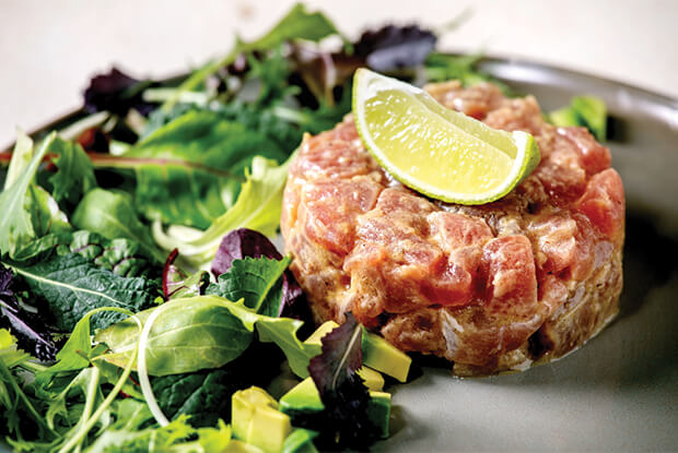Tartare de thon aux saveurs asiatiques accompagné d'une salade verte