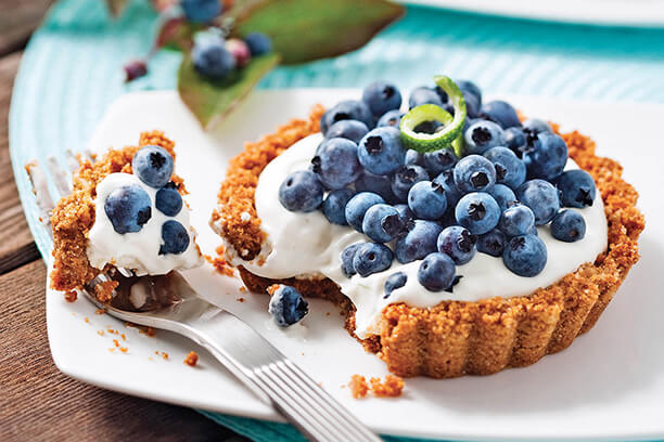 Tartelettes avec du fromage à la crème et des bleuets du Québec en garniture