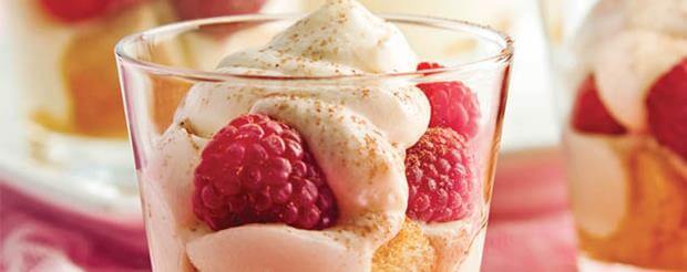 Tiramisu à la framboise avec des framboises du Québec dans un dessert italien