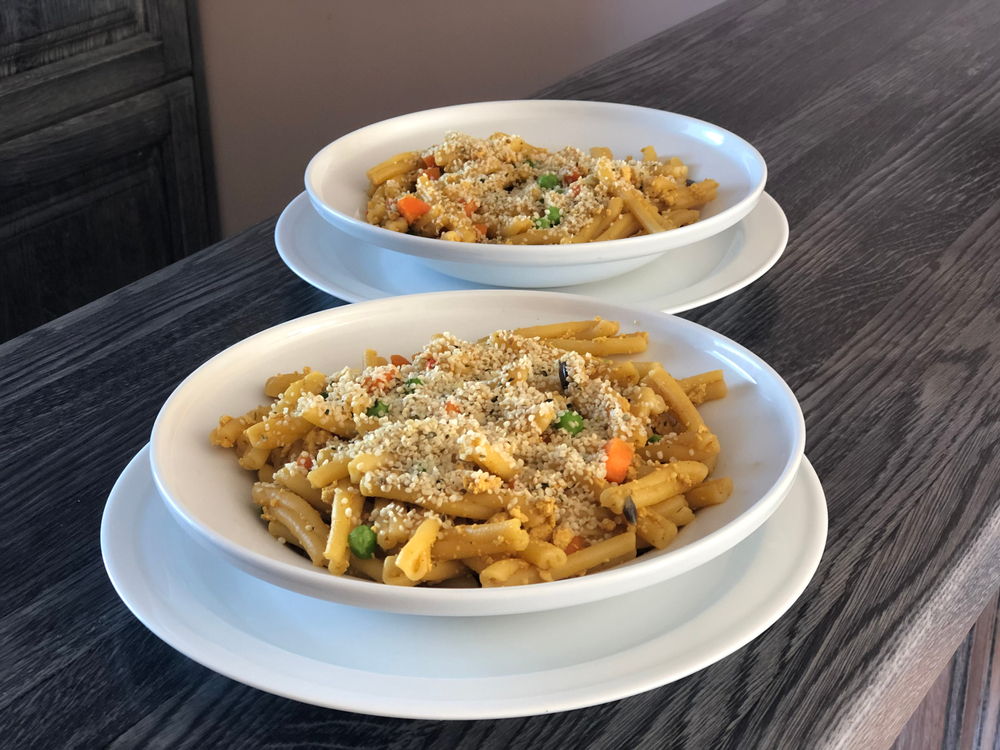 Tofu magique de Loounie cuit au four sur des pâtes gratinées