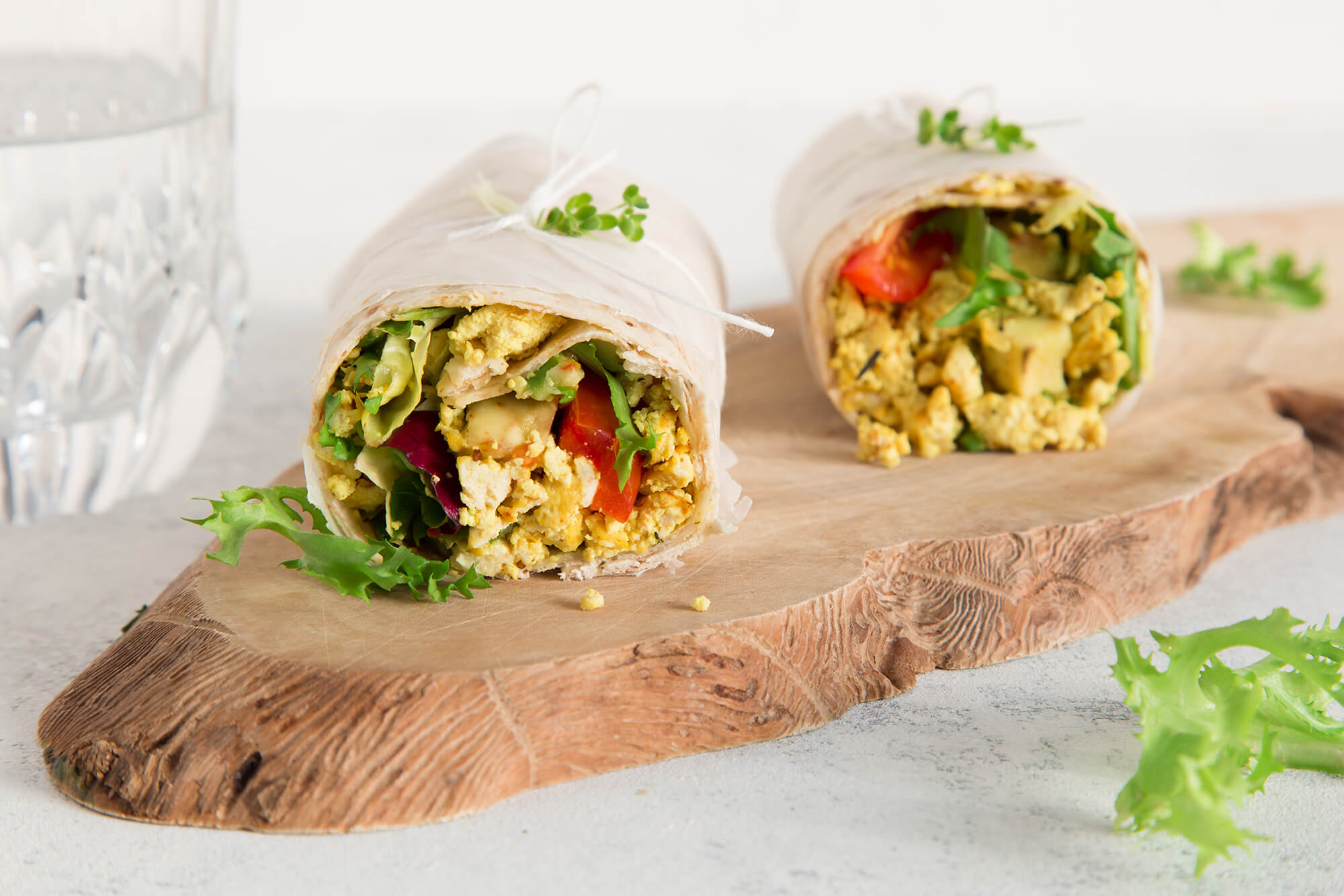 Wrap pour un lunch de semaine fait avec de la tartinade de tofu facile et rapide à préparer