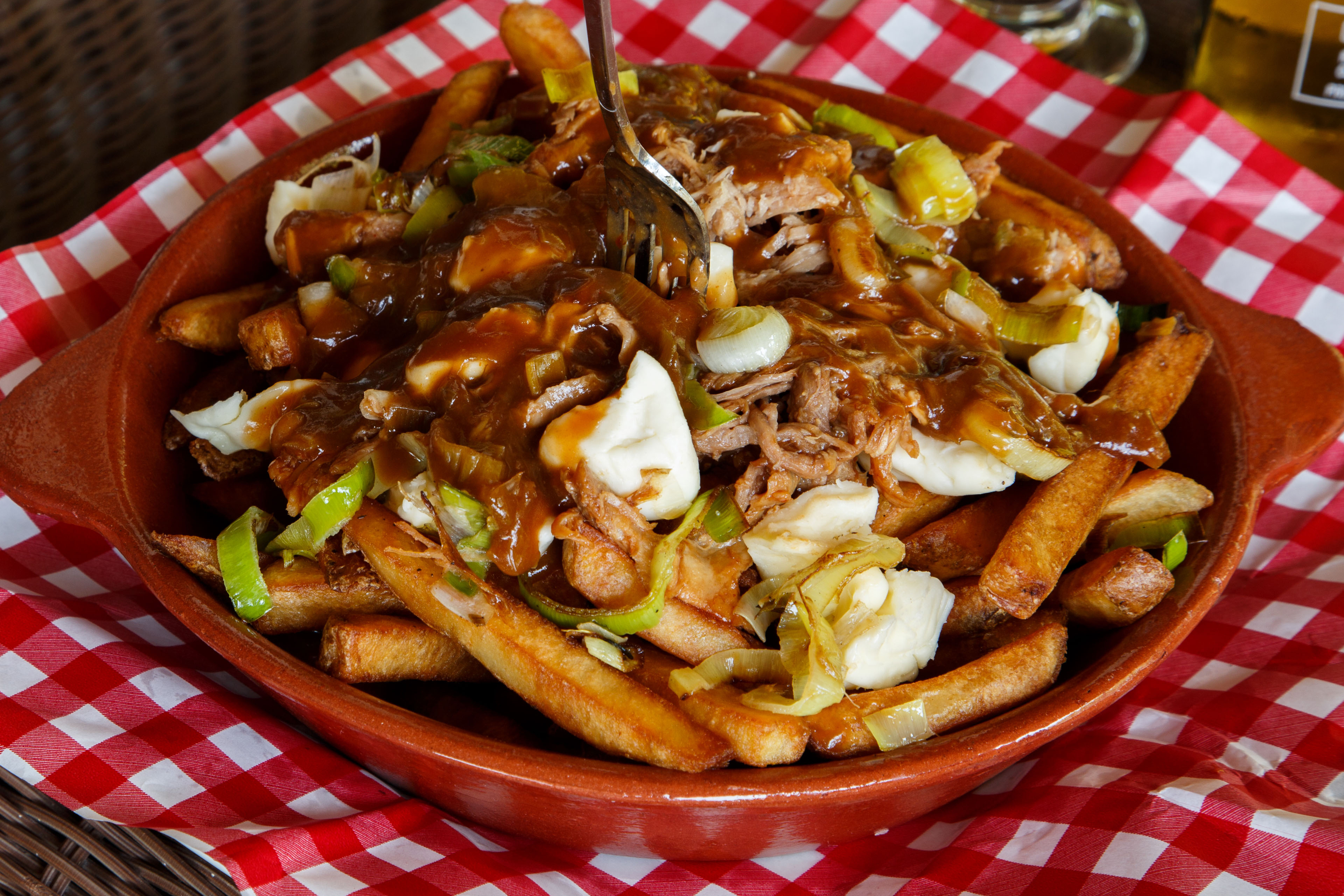Recette québécoise de poutine au porc effiloché avec des poireaux