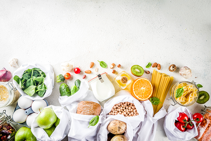 Zéro déchet : produits frais et locaux dans des sacs réutilisables