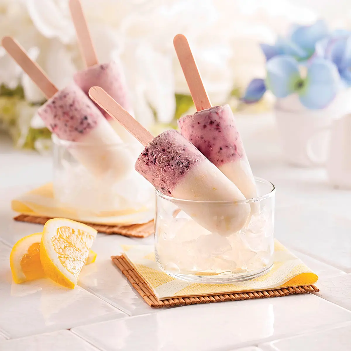 Ice yogurt, lemon and blueberry mini pops