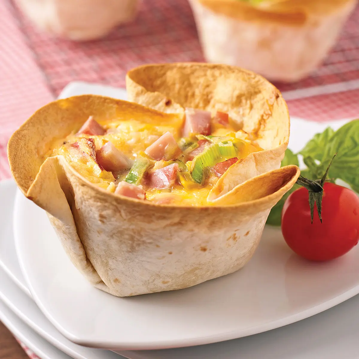 Tortilla mini quiches with leeks, ham and goat cheese
