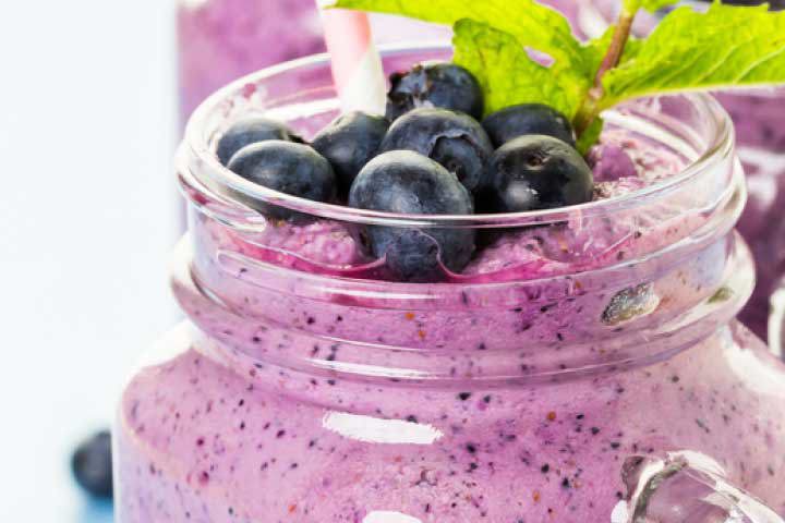 Smoothie yogourt, lait, sirop d'érable, bleuets et banane