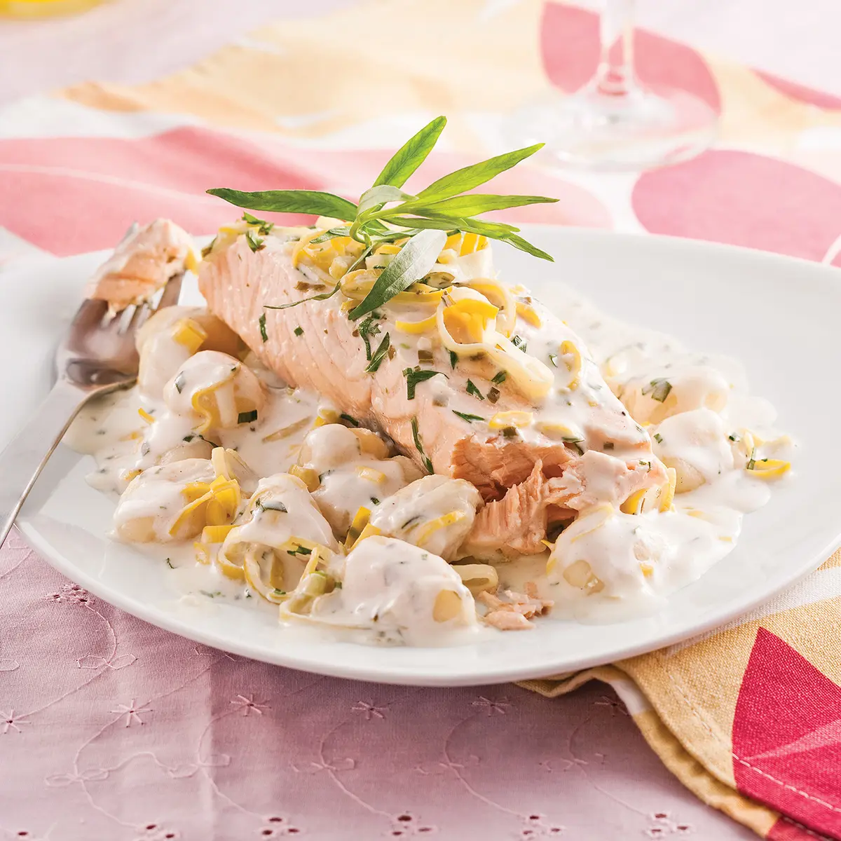 Salmon and gnocchis with leek cream and tarragon