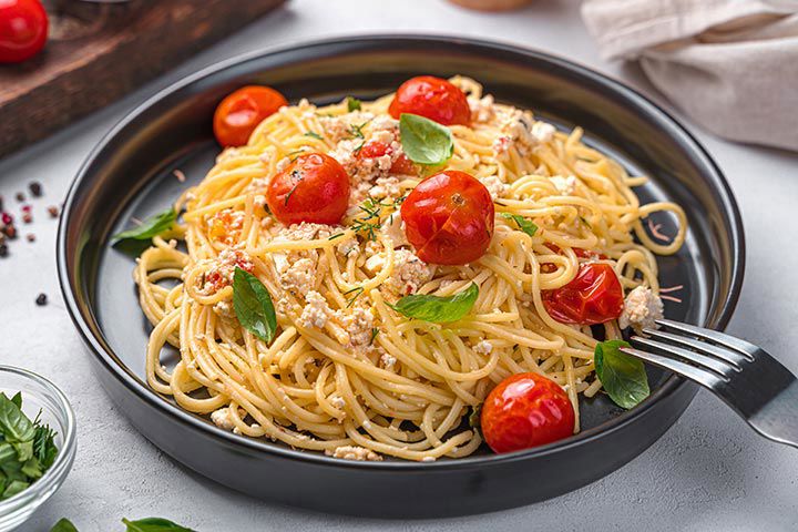 Vegetarian homemade pasta recipe: spaghetti with cherry tomatoes, pesto and feta cheese