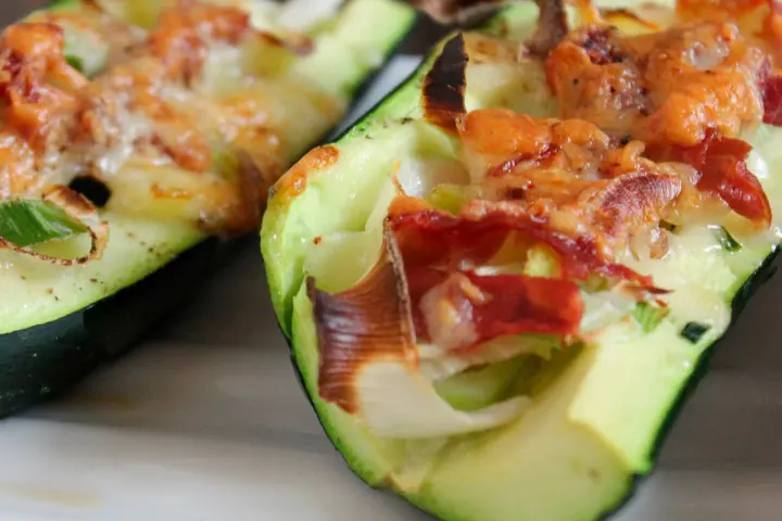 Healthy baguette au gratin with ham, cheese and leeks on zucchini