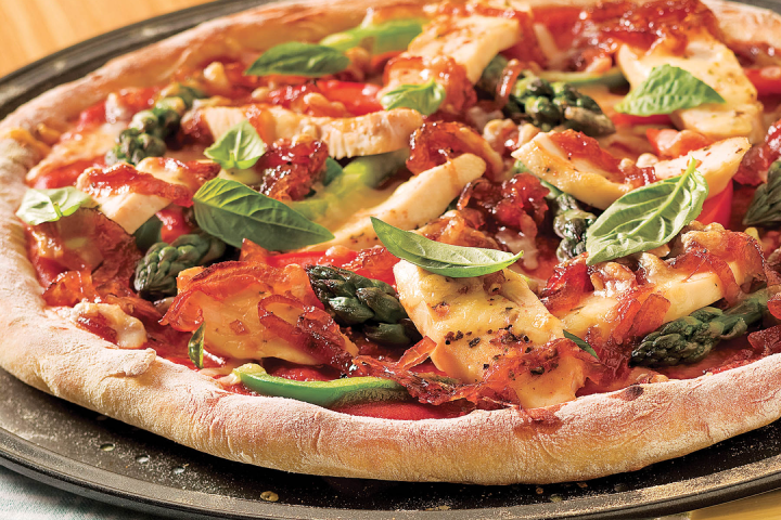 Pizza au poulet, aux asperges et aux oignons caramélisés