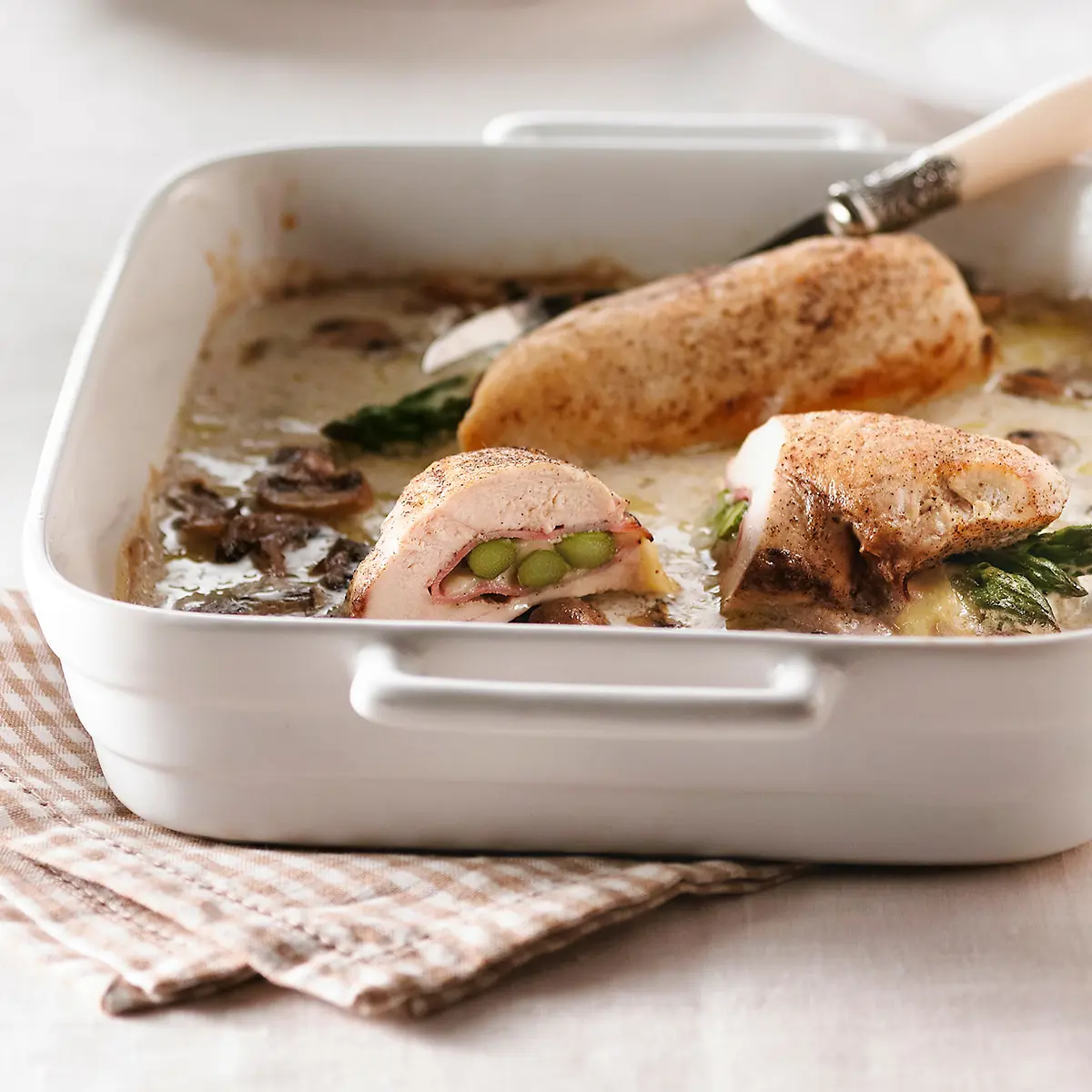 Poitrine de poulet au jambon Forêt-Noire, aux asperges et au fromage