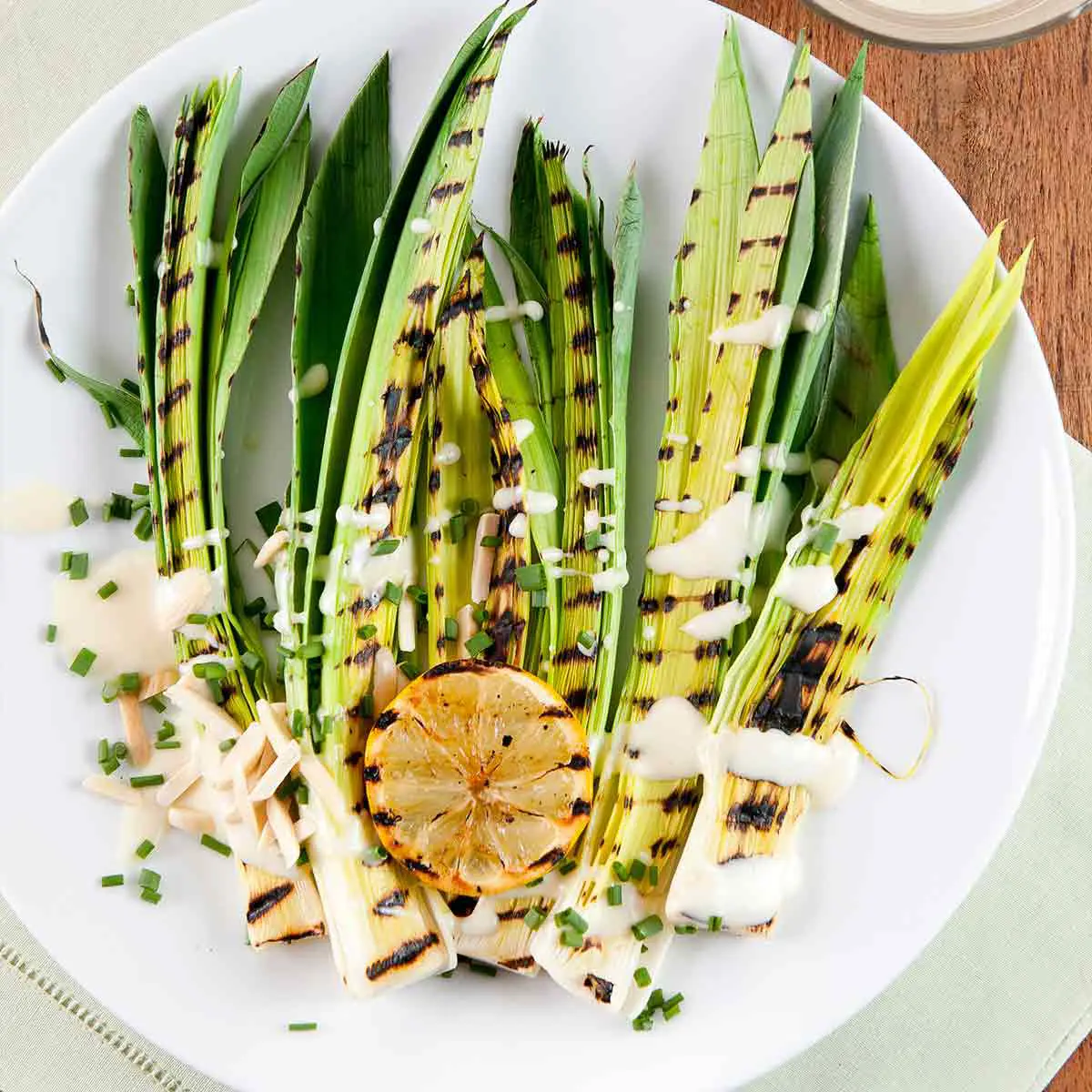 Poireaux grillés, vinaigrette au citron et au miel 