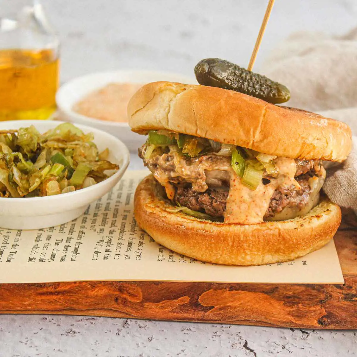 Smash burger aux poireaux caramélisés, au cheddar fondu avec une sauce style Big Mac
