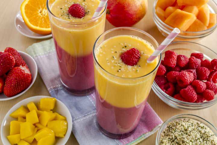 Smoothie lait de soya, framboises, mangues, yogourt grec et bananes