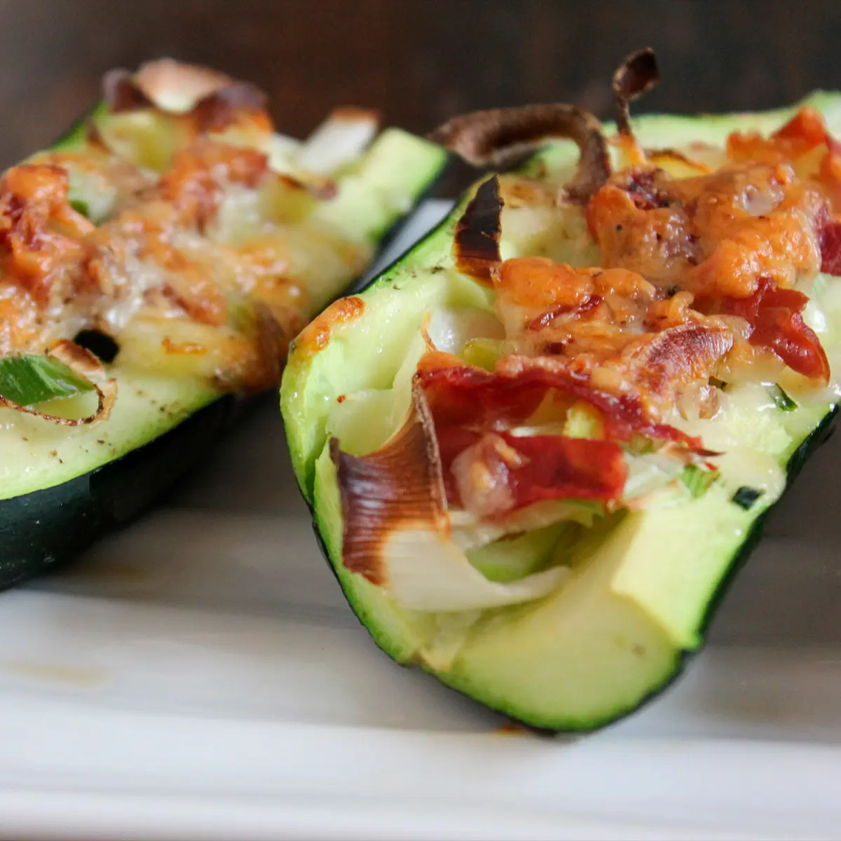 Gluten-free baguette au gratin with ham, cheese and leeks