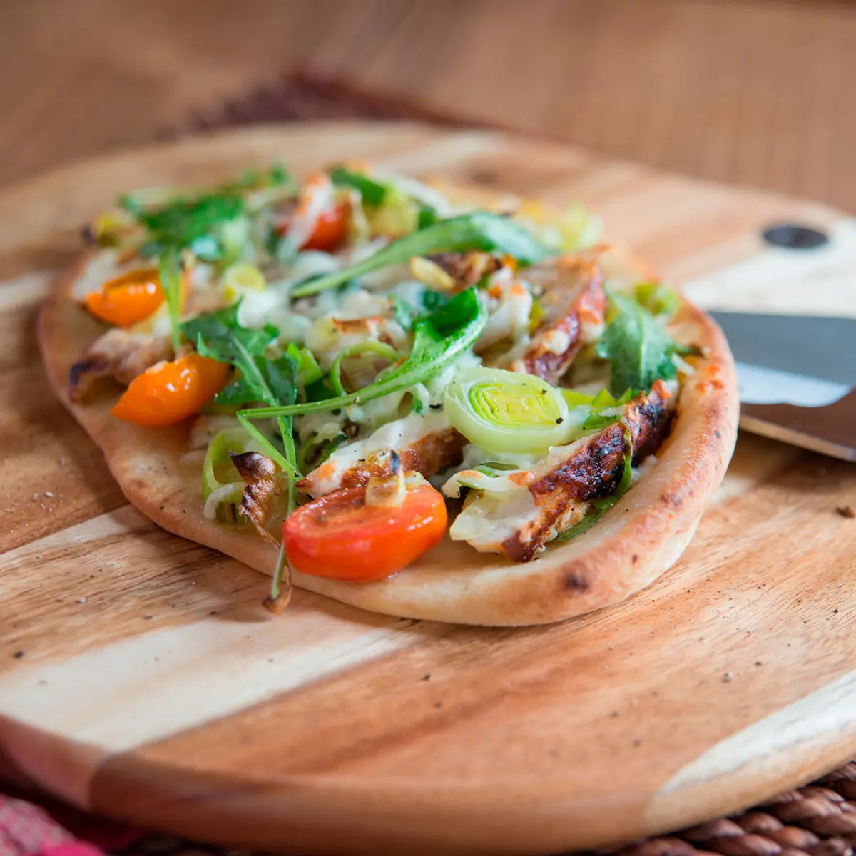 Chicken, leeks and arugula pizza