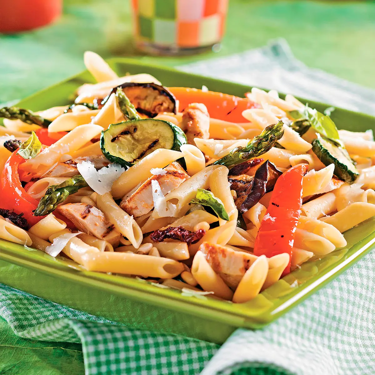 Primavera pasta with chicken and dried tomatoes