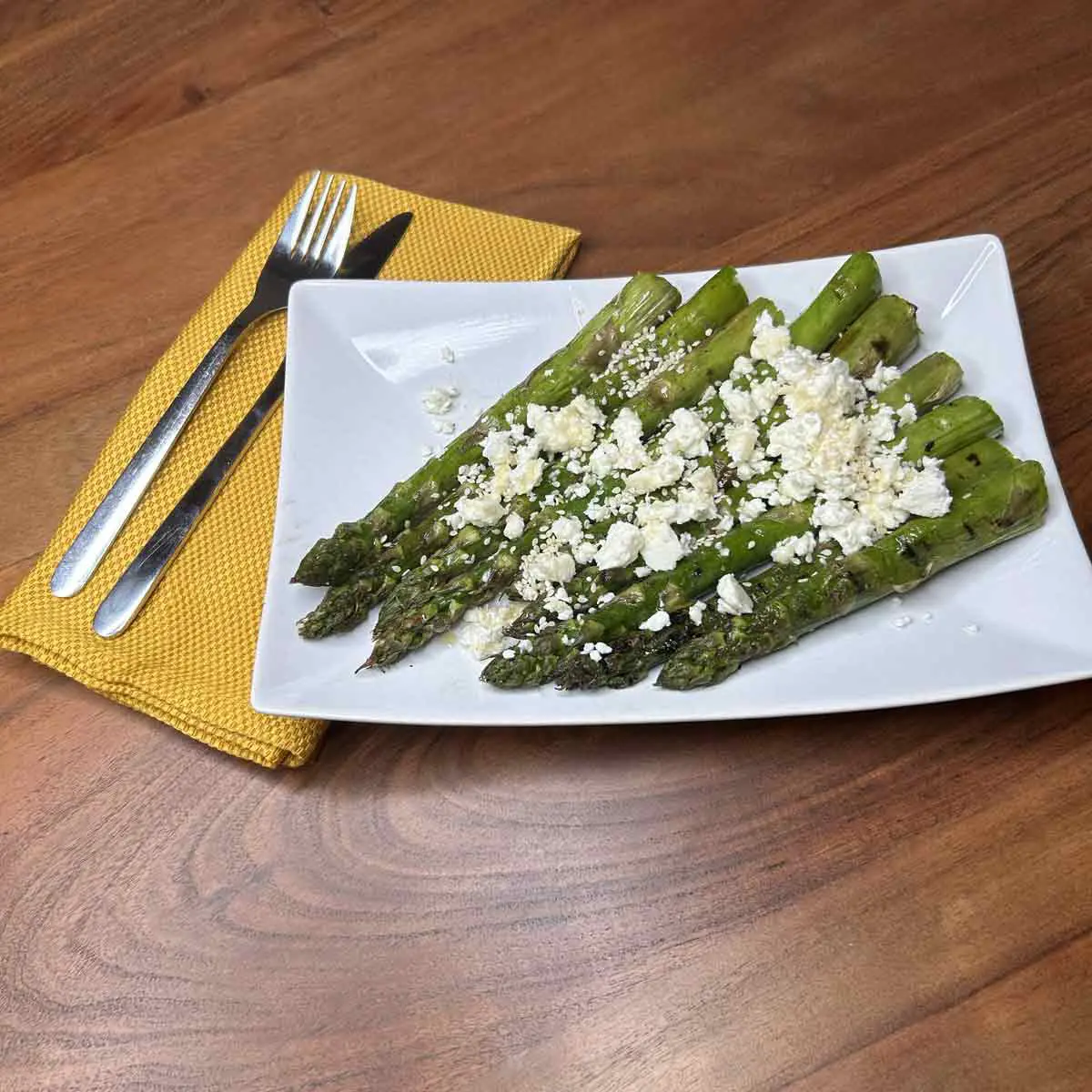 Asperges grillées au BBQ avec fromage feta, miel et sésame