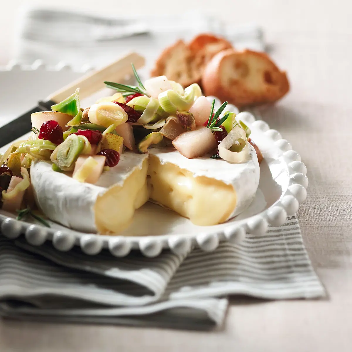 Brie fondant with leeks and dried fruits