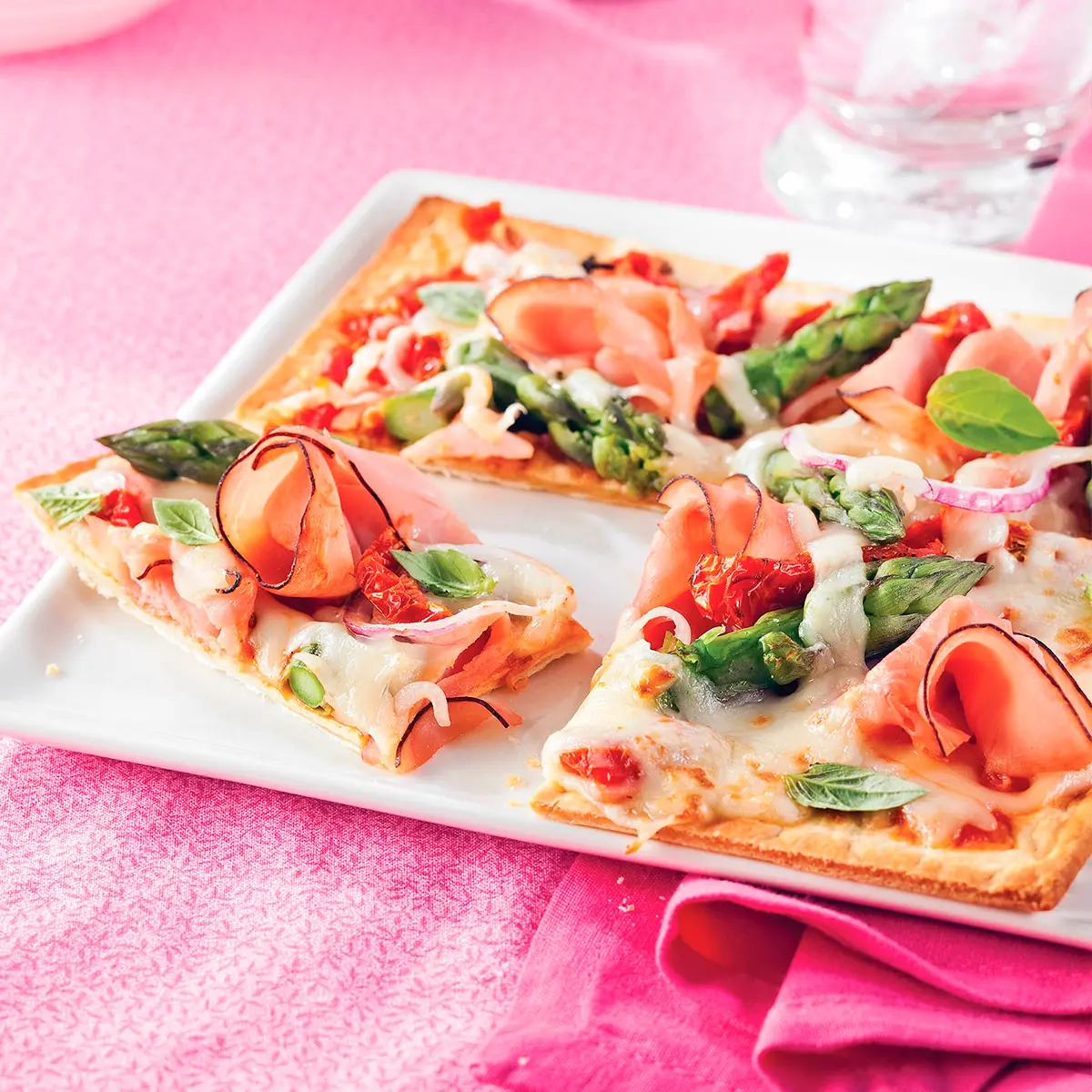 Pizzas fines au jambon et aux asperges