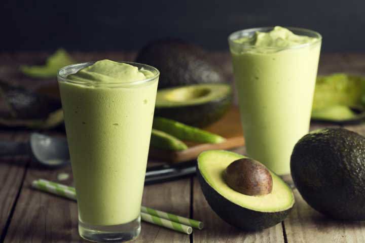 Smoothie jus de carotte, lait, avocat et banane