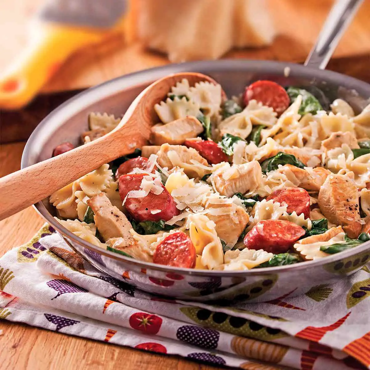 Farfalles au poulet, chorizo et épinards