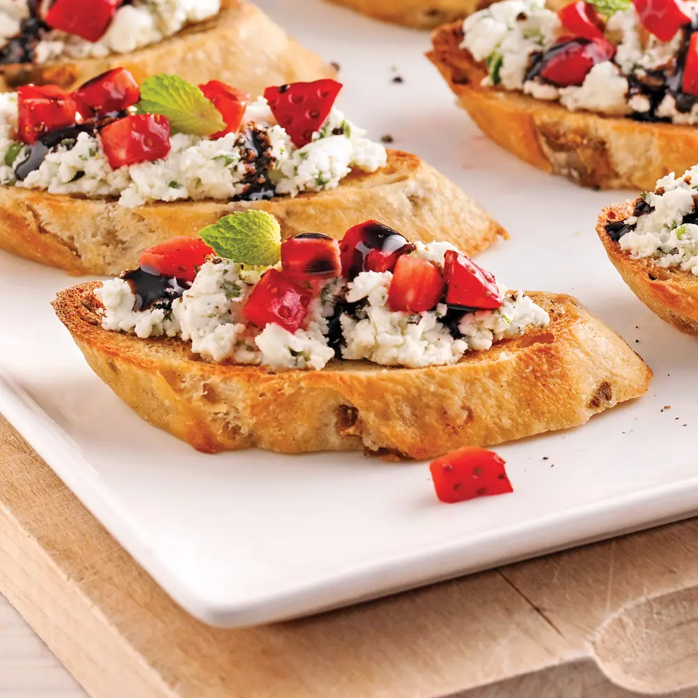 Goat cheese and strawberries canapés