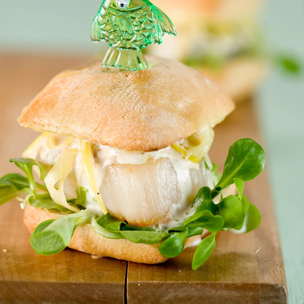 Scallop miniburgers with leeks and brie, tartar sauce with horseradish