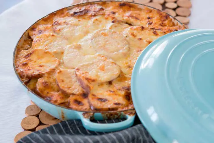 Recette grecque: moussaka de poireau et d’agneau